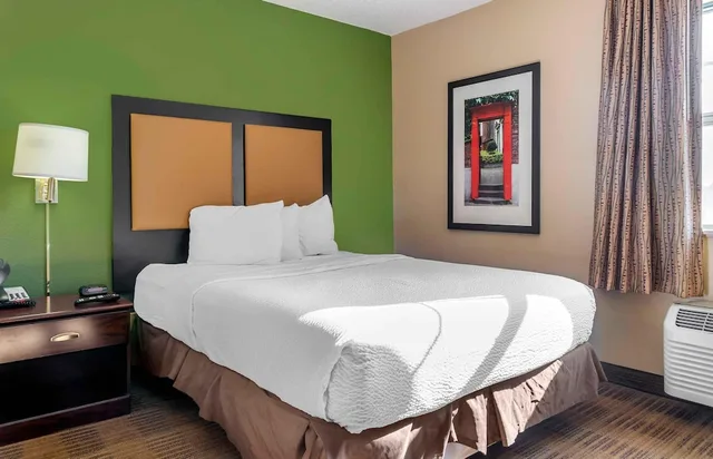 استوديو بسرير كوين، Extended Stay America - Toledo - Holland 2/7