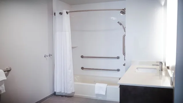 جناح استوديو بسرير كوين بمطبخ لذوي الإعاقة، Staybridge Suites Auburn Hills 3/3