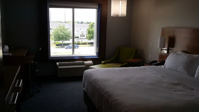غرفة قياسية بسرير كينج بحوض استحمام لذوي الإعاقة، Holiday Inn Express & Suites Lexington - Hamburg Area 2/3