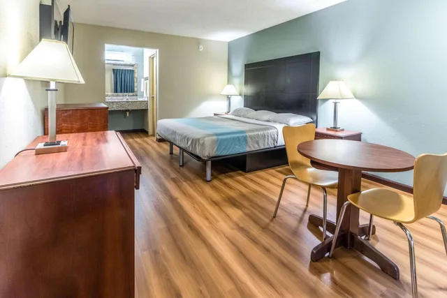 1 King Bed - Non-Smoking, Mini Fridge، Motel6 Kenly, NC 6/9