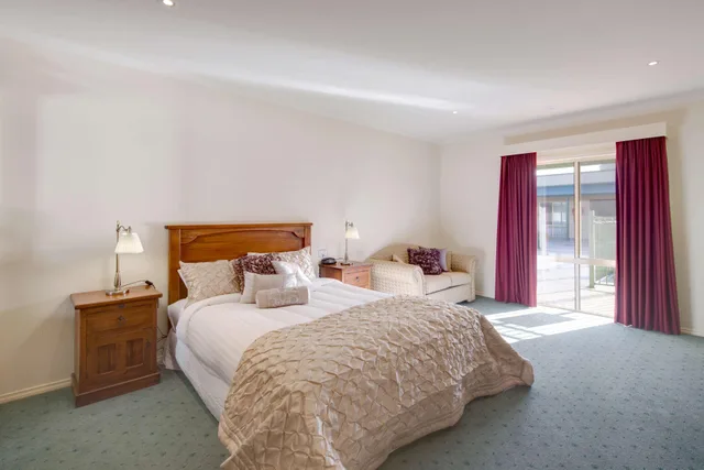 غرفة بسرير كوين، Crystal Inn 1/2
