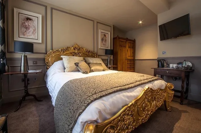 Elgar, King Bed, The Cardinals Hat 2/6