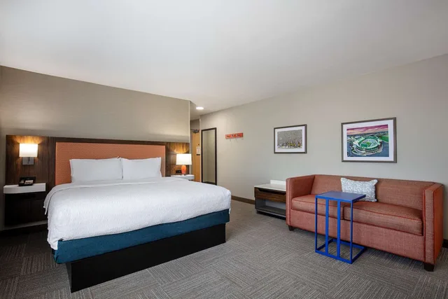 Room, King Bed, Stadium View، Hampton Inn by Hilton Green Bay Stadium 3/6