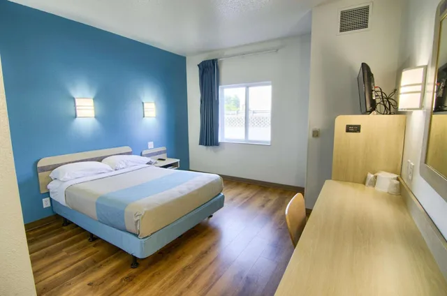 1 Queen Bed, Motel6 Portsmouth, NH 1/10