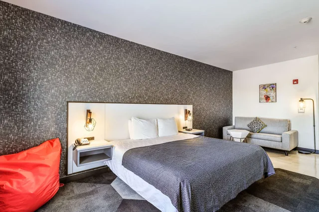 Efficiency, King Bed، Hy-Lo Hotel 1/9