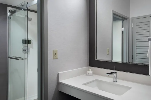 غرفة بسرير كينج مع أريكة لذوي الإعاقة، Courtyard By Marriott Poughkeepsie 4/6