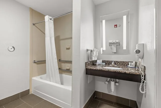 جناح بسرير كينج مع أريكة لذوي الإعاقة، Clarion Pointe Lakeland I-4 6/7