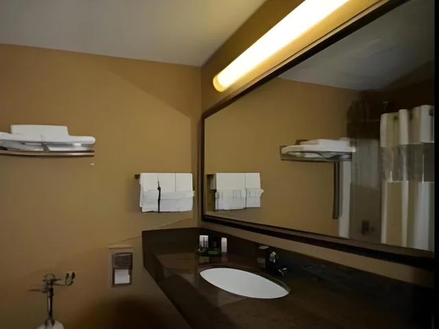 غرفة بسرير فردي وسرير كوين، Sheridan Hotel 1/1