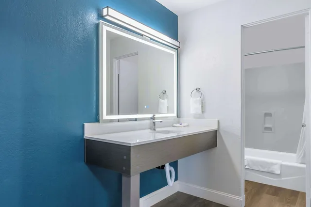 غرفة قياسية بسرير كينج، Studio6 Suites Madera, CA - Yosemite 8/9