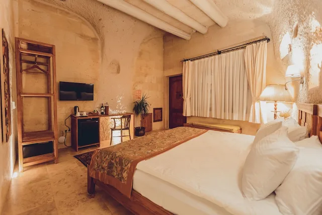 Cave, Hot Tub، Peristyle Cave Cappadocia 1/10