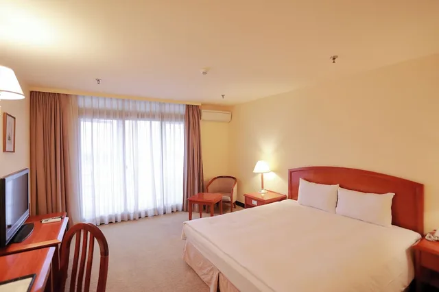Standard, Queen Bed, Landis Inn Lotung 3/10