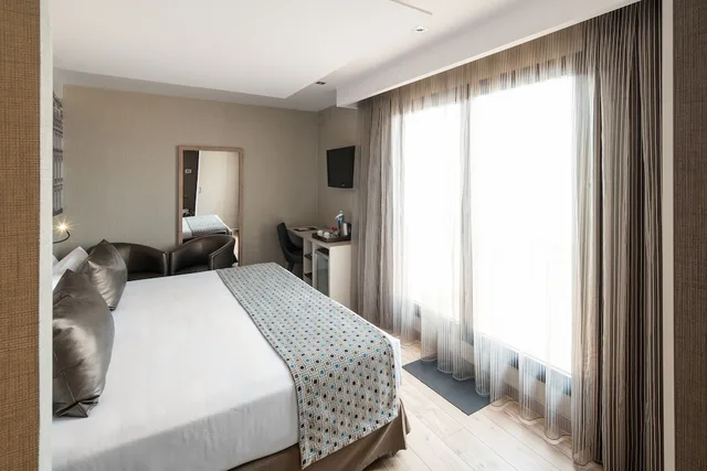 غرفة بشرفة مفردة بسرير كينج، Catalonia Born Hotel 2/3