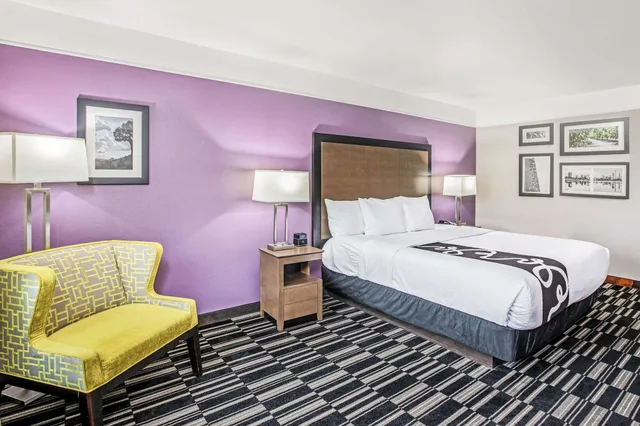 Room, King Bed, La Quinta Inn & Suites by Wyndham Modesto Salida 2/3