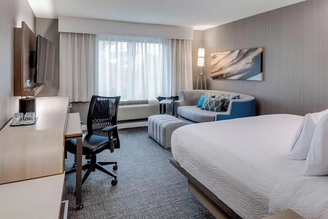 Room, King Bed, Balcony, Accessible, Courtyard By Marriott Portsmouth 1/5
