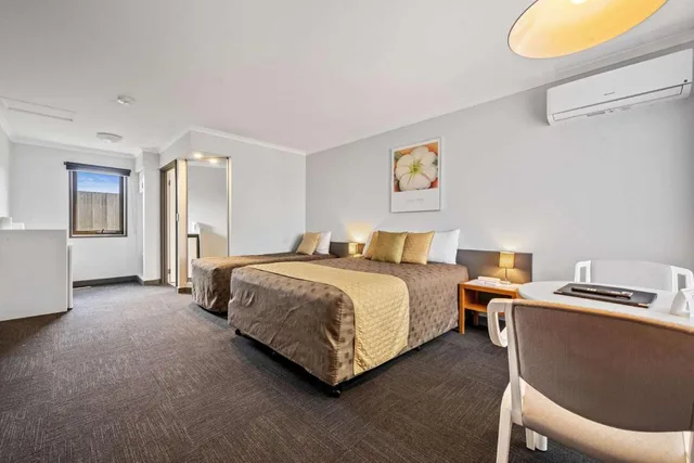 Upgrade, 1 Queen and 1 Single Bed، Comfort Inn The Pier 3/6