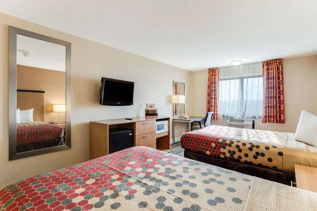 غرفة بسريرين مزدوجين، Econo Lodge Madison East 3/4