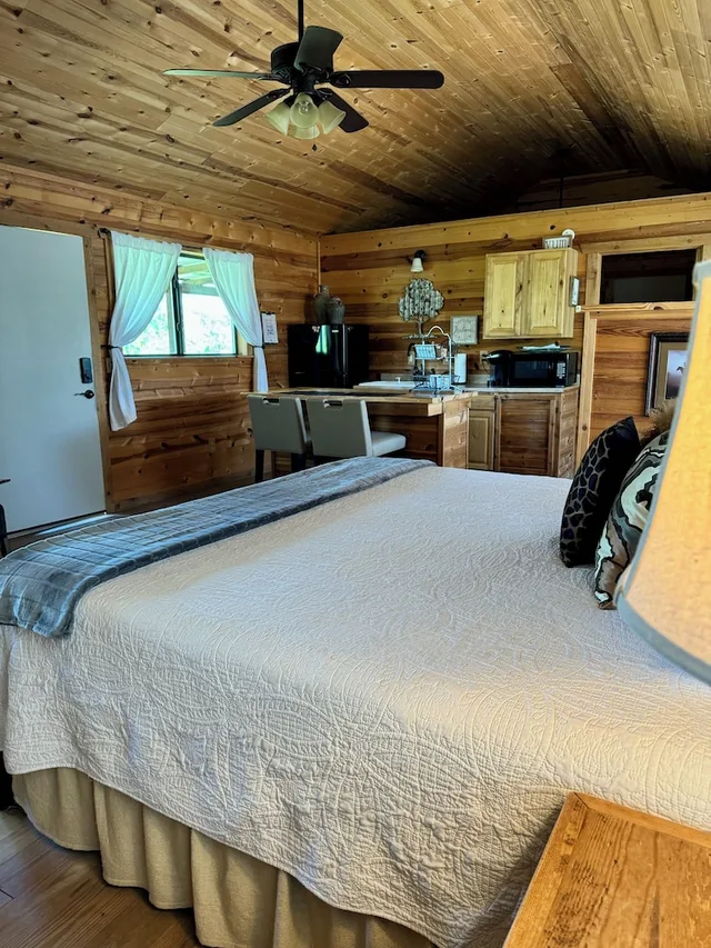 1 Bedroom, Signature, Cabin, King Bed, Hill View, Hot Tub، City on a Hill at Spring Creek 6/9