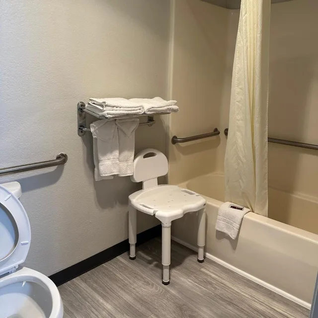 غرفة بسرير كينج بحوض استحمام لذوي الإعاقة، Baymont by Wyndham Omaha SW 5/5