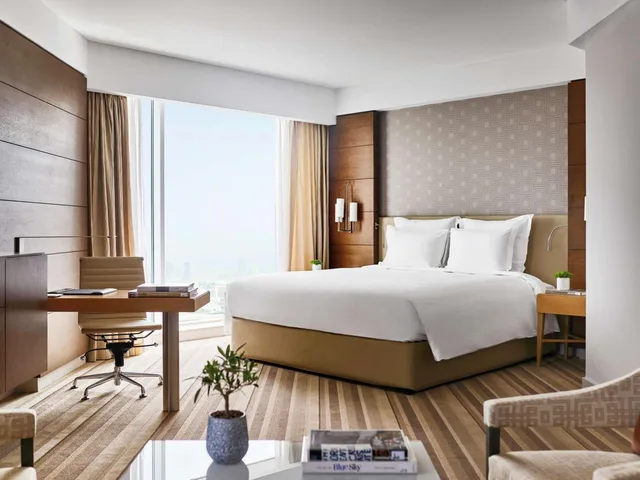 غرفة بريميوم ديلوكس بسرير كينج مع أريكة، Pullman Doha West Bay 2/6