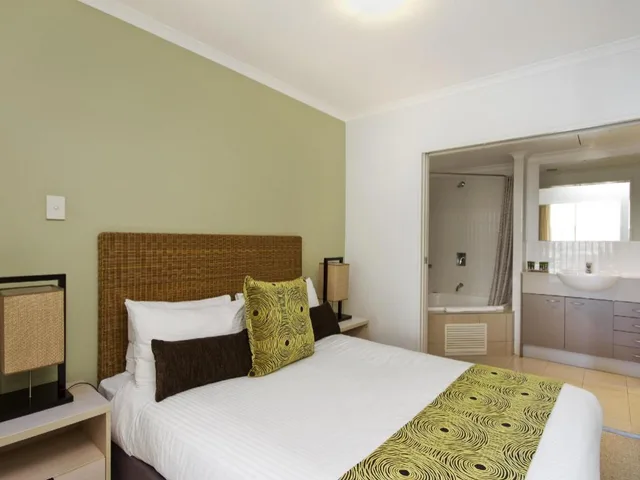 2 Bedrooms, Suite, 1 Queen and 1 Double Bed, Hinterland Town View, Sofa، Mantra Ettalong Beach 5/7