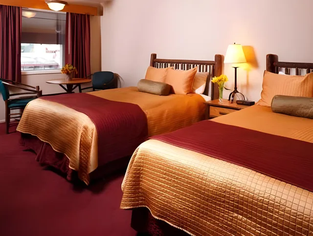 غرفة بسريرين كوين، Antler Inn 1/1