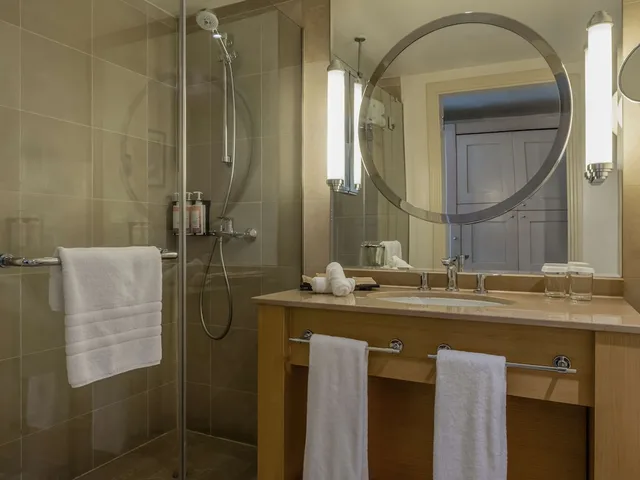 غرفة ديلوكس بسريرين منفصلين بإطلالة على البحر، Movenpick Hotel Beirut 9/9