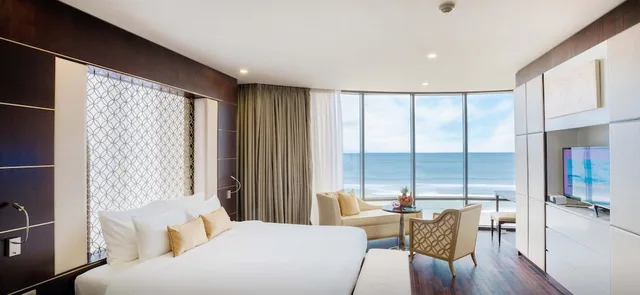 Premier, Suite, Double Bed, Ocean View, Holiday Beach Hotel Danang 3/8