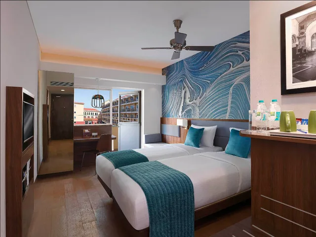 غرفة بسريرين منفصلين بشرفة، ibis Styles Goa Calangute 2/3