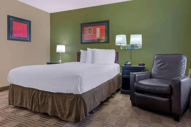 Room, King Bed, Kitchen, Accessible, Studio 6 Extended Stay Sacramento Arden Way CA 3/7
