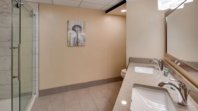 2 Rooms, Suite, 1 King and 2 Queen Beds, 2 Bathrooms, Kitchen, Bathtub، Best Western Plaza Inn 5/5