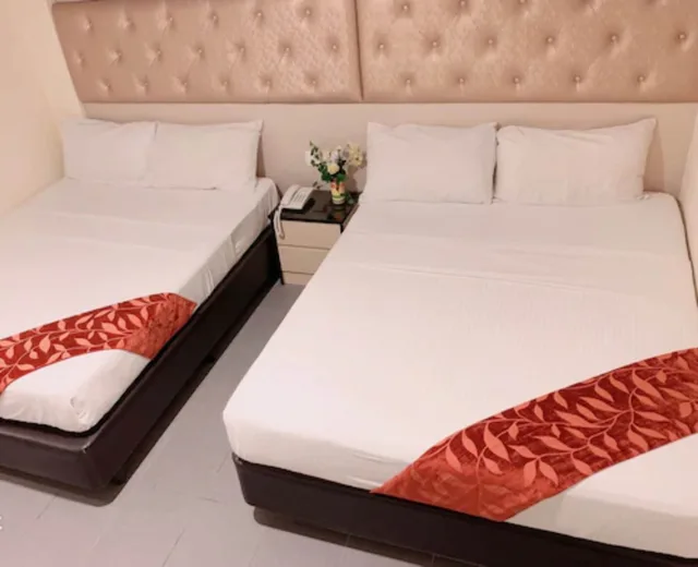 Family Suite, Queen and Twin Beds, No Window, Sandpiper Hotel 5/7