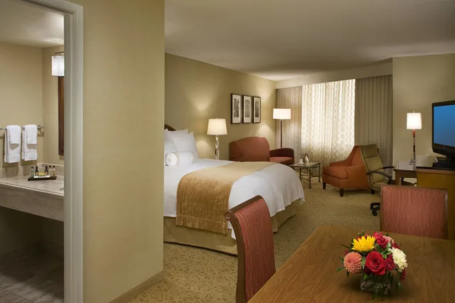 غرفة بسرير كينج مع أريكة، Toronto Airport Marriott 10/10