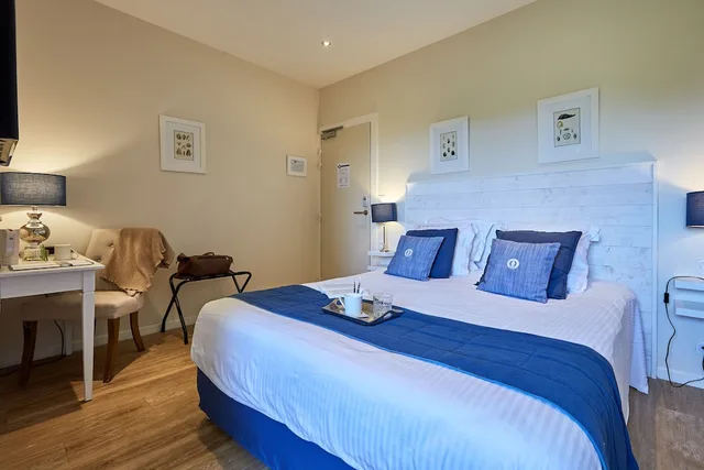 غرفة كلاسيكية بسرير كينج بإطلالة على المتنزه، Les Villas D Arromanches 2/5