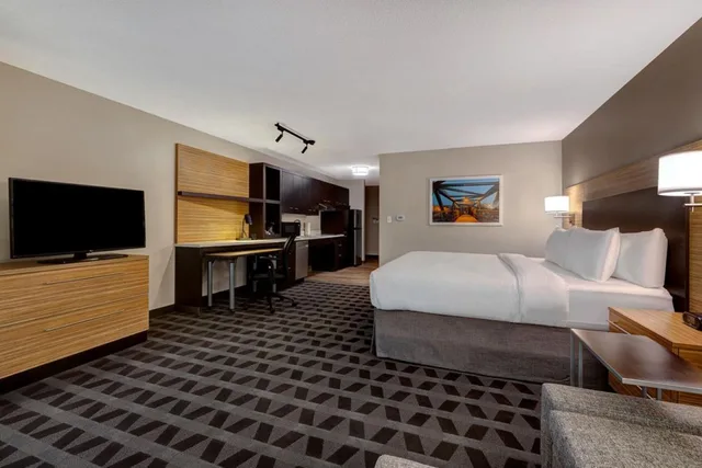 غرفة بسرير كينج مع أريكة، Courtyard St. Louis Brentwood 5/20