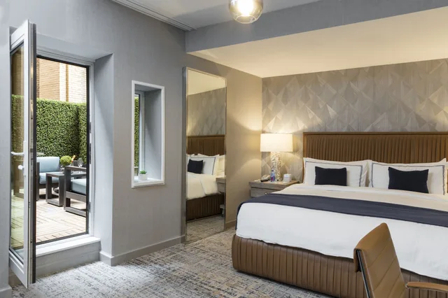 غرفة ديلوكس بسرير كينج بشرفة، Artezen Hotel 1/7