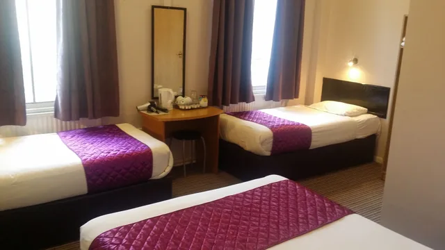 غرفة رباعية بسرير مزدوج وسريرين منفصلين، Arriva Hotel 4/10