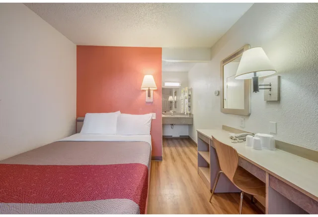 1 Queen Bed - ADA/RI Shower، Motel6 Fairfield, CA - North 7/10