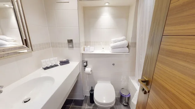 غرفة بسرير كينج بإطلالة على البحيرة بشرفة، Low Wood Bay Resort Spa 1/1