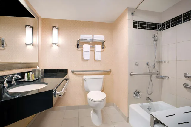 جناح عائلي بسرير كينج لذوي الإعاقة، Hilton Chicago OHare Airport 4/8