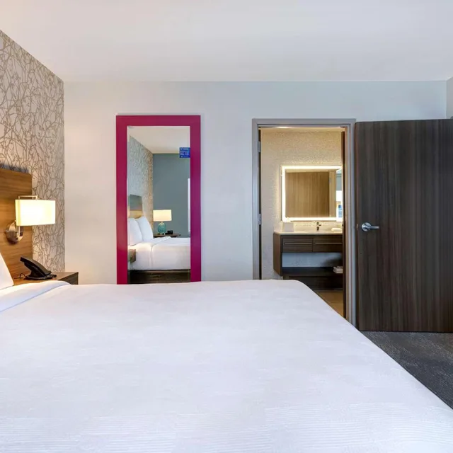 جناح بسرير كوين بغرفة نوم واحدة مع أريكة، Home2 Suites Lincolnshire Chicago 3/5