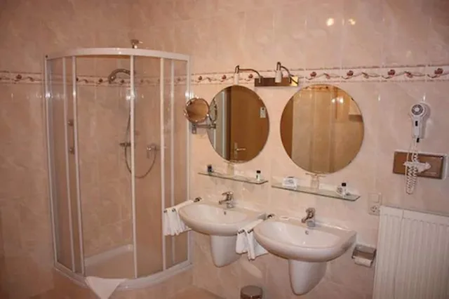 جناح عائلي بسرير مزدوج بحوض جاكوزي، Parkhotel Waldschlösschen 5/5