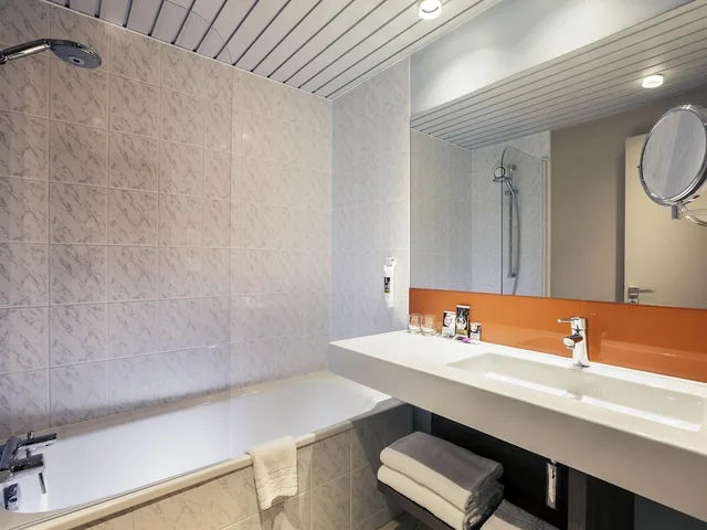 Family, 1 Double and 1 Single Bed, Mercure Marne la vallee Bussy St Georges 5/5