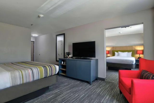 غرفة بسرير كينج وسرير كوين، Country Inn Suites By Radisson Oklahoma City Airport Ok 2/2