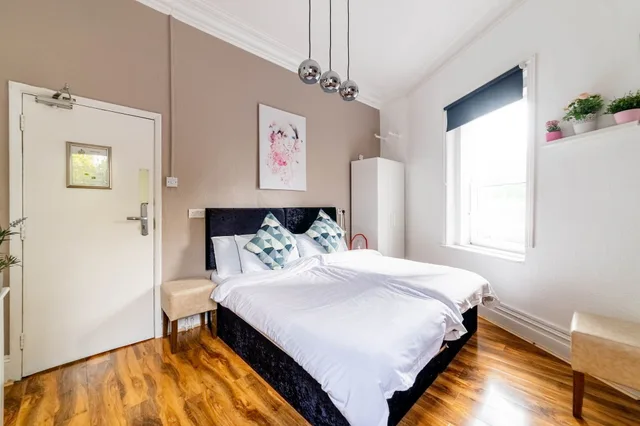 Basic, Queen Bed, Book a Bed Hostels (ex. Venture Hostel) 1/10