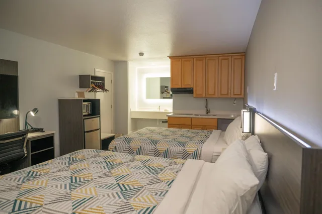 جناح، Motel6 Soledad, CA 1/5