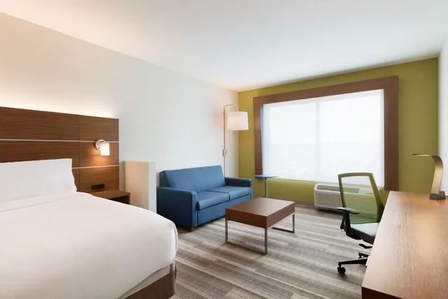 جناح بسرير كينج مع أريكة، HOLIDAY INN EXPRESS & SUITES CINCINNATI NE - RED BANK ROAD 1/5