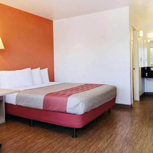 1 Queen Bed - ADA/Tub/Micfridge, Motel6 San Angelo, TX 3/10