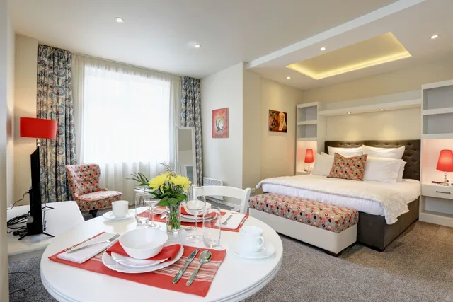 جناح جونيور ركني بسرير كوين بمطبخ صغير، City Boutique Inn 2/5