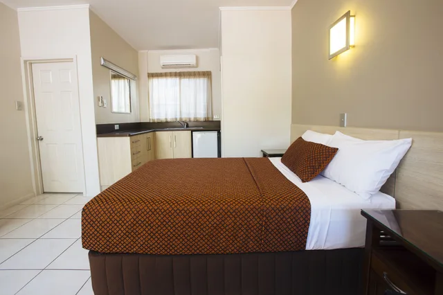 غرفة قياسية بسرير مزدوج وسرير فردي يُسمح فيها بالحيوانات الأليفة، City Oasis Inn Townsville SureStay Collection by BW 1/6