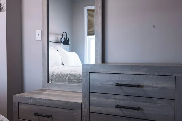 Deluxe, Apartment, 1 Single and 2 Queen Beds، The Bell Inn & Tavern 8/8